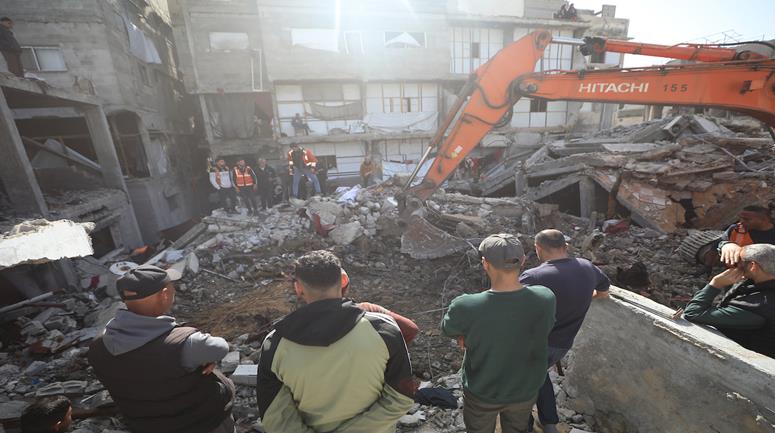 استخراج رفات شهداء من تحت أنقاض مبنى مدمّر بالقصف الإسرائيلي منذ أكثر من عامين، في حي الشيخ رضوان بمدينة غزة