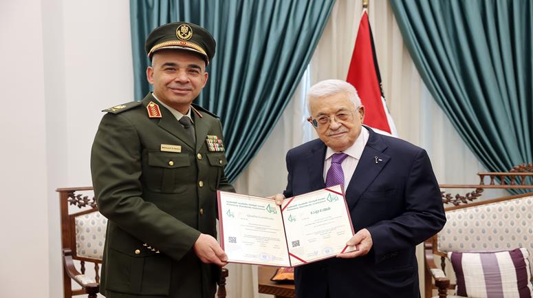الرئيس محمود عباس  أثناء لقائه رئيس  هيئة التدريب العسكري اللواء محمود ابو هارون 