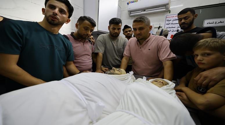 وداع وتشييع جثماني الشهيدين الممرض محمد الهبيل وابنه الطفل اللذين ارتقيا باستهدافهما في منطقة أبو إسكندر شمال مدينة غزة