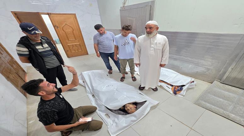وصول جثماني شهيدين وعدد من المصابين إلى مجمع ناصر الطبي في خان يونس جنوب قطاع غزة، عقب غارة إسرائيلية استهدفت مجموعة من المواطنين على شاطئ البحر 