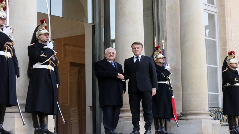  الرئيس محمود عباس أثناء لقائه الرئيس الفرنسي إيمانويل ماكرون.