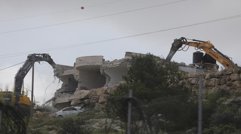 قوات الاحتلال تهدم منزلا من طابقين في بلدة ترقوميا شمال غرب الخليل