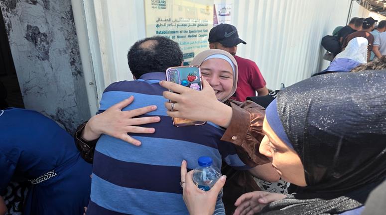 مواطنون يستقبلون مرضى عند عودتهم إلى قطاع غزة بعد رحلة علاج في مستشفيات الضفة الغربية، بما فيها القدس