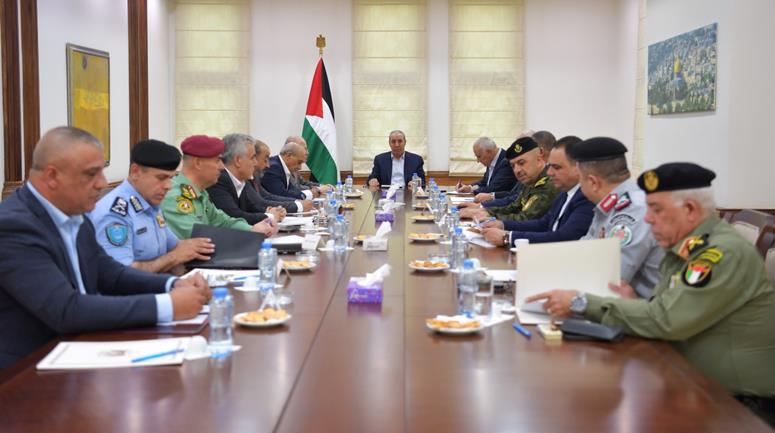 نائب رئيس دولة فلسطين حسين الشيخ يعقد اجتماعا مع قادة الأجهزة الأمنية بحضور رئيس الوزراء الفلسطيني محمد مصطفى