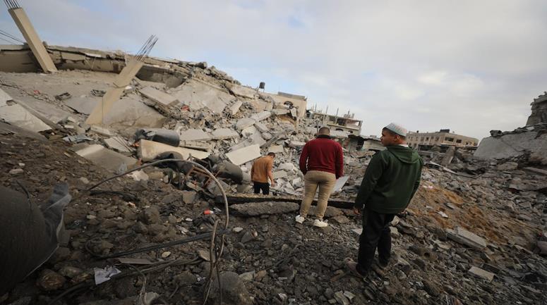 مواطنون يتفقدون الدمار جراء قصف الاحتلال  مبنى سكني من ثلاثة طوابق في حي الزيتون بمدينة غزة