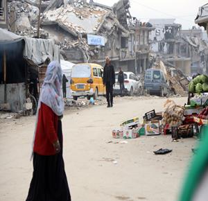 يكافح النازحون داخل خيام مؤقتة غرب مدينة غزة، من أجل البقاء، وسط ظروف قاسية وانعدام لمقومات الحياة