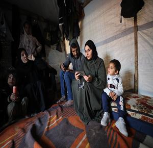 روتانا الرقب تصل إلى خيمة نزوح عائلتها في مواصي خان يونس بعد استكمال علاجها في مصر والسماح لها بالعودة عقب إعادة فتح معبر رفح