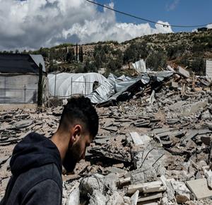 مواطنون يتفقدون أنقاض منزل ومتجر هدمتهما جرافات الاحتلال بدعوى البناء دون ترخيص، في قرية الزاوية جنوب جنين 