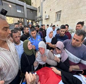 إلقاء نظرة الوداع على جثمان الشهيد وائل باسم محمد غفري (48 عاماً) في مجمع فلسطين الطبي