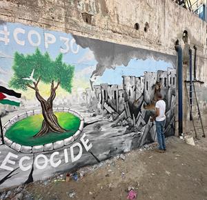 فنانون فلسطينيون يرسمون جدارية وسط ركام المنازل في خان يونس تمهيداً لعرضها في قمة المناخ بالبرازيل