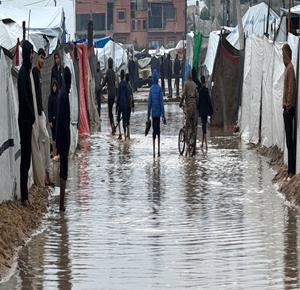  مياه الامطار تغرق خيام النازحين في دير البلح وسط قطاع غزة