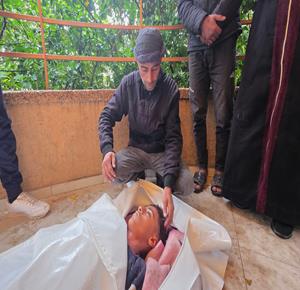 وداع وتشييع شهيدين داخل مستشفى ناصر في خان يونس، ارتقيا بنيران الاحتلال في منطقة المواصي برفح جنوب قطاع غزة‎