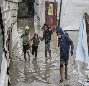 نازحون يعانون من الفيضانات بعد هطول أمطار غزيرة على مخيم النصيرات، وسط قطاع غزة