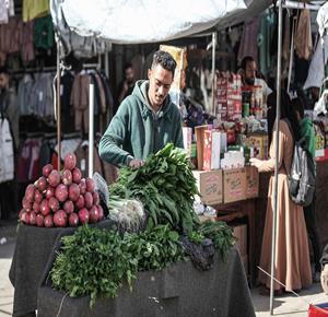   مواطنون يتوافدون الى السوق الشعبي في مدينة دير البلح، وسط قطاع غزة للتسوق قبيل حلول شهر رمضان المبارك