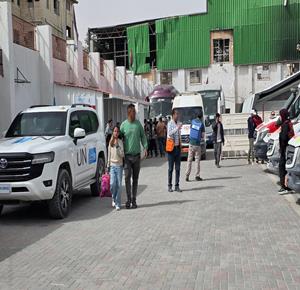مرضى وجرحى يغادرون مقر الهلال الأحمر الفلسطيني في خان يونس جنوب قطاع غزة متجهين إلى معبر رفح لتلقي العلاج في الخارج