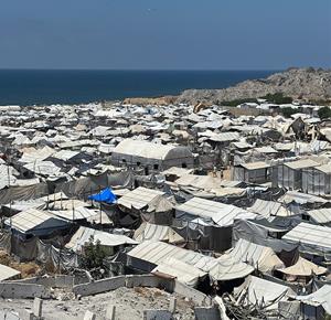 اكتظاظ خيام النازحين المقامة بين أنقاض المباني المدمرة في منطقة المقوسي شمال غرب مدينة غزة