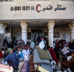 نازحون يفترشون الأرض أمام مستشفى القدس في حي تل الهوى بمدينة غزة هربًا من الهجمات الإسرائيلية وبحثًا عن مأوى