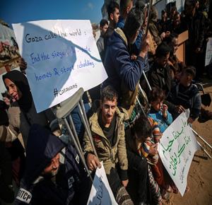  نازحون ينظمون وقف احتجاجية بمدينة غزة يطالبون فيها بتعجيل الإعمار وإدخال "البيوت المتنقلة" بدلاً من الخيام التي لا تصلح للسكن في ظل المنخفضات الجوية التي تضرب قطاع غزة