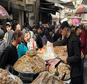 مواطنون يتسوقون في سوق الزاوية الشعبي بمدينة غزة استعداداً لعيد الفطر، وسط ارتفاع في أسعار السلع نتيجة قيود الاحتلال على دخول الإمدادات إلى القطاع