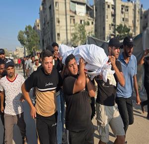 مواطنون يشيعون جثمان الشهيد مفيد عبد الحميد محمد أبو العينين، في خان يونس جنوب قطاع غزة