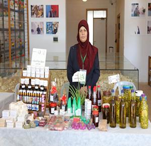 افتتاح يوم التسويق ضمن فعاليات مهرجان قطف الزيتون السنوي الخامس والعشرين في مركز السلام 