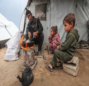 نازحون يعيشون  ظروفا صعبة في خيام مؤقتة بين الانقاض  بمخيم النصيرات وسط قطاع غزة