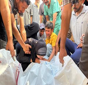 وداع وتشييع عدد من الشهداء في مستشفى ناصر الطبي  بخان يونس