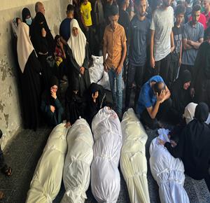 وداع وتشييع عدد من الشهداء في مستشفى الأهلي العربي بمدينة غزة جراء القصف الإسرائيلي على مدرسة الشافعي والخيام المحيطة بها في مدينة غزة