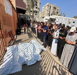 وداع وتشييع عدد من الشهداء في مستشفى ناصر الطبي بخان يونس جنوب قطاع غزة