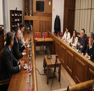 سفيرة دولة فلسطين في سلوفاكيا  صفاء الخالدي ونقيب الصحفيين ناصر أبو بكر يطلعون برلمانيين سلوفاك على انتهاكات الاحتلال