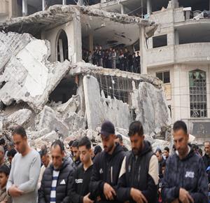 مواطنون يؤدون صلاة الجمعة على أنقاض مسجد الكنز وسط مدينة غزة الذي دُمّر جراء العدوان الاسرائيلي على القطاع