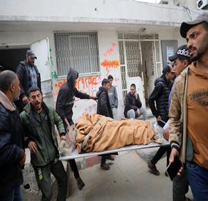 وداع وتشييع جثامين ثلاثة شهداء في مستشفى الشفاء بمدينة غزة