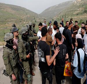 الاحتلال الاسرائيلي ومستعمريه يمنعون المواطنين من الوصول إلى أراضيهم في بلدة حلحول شمال الخليل