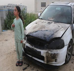 مواطنون يتفقدون آثار التخريب التي خلّفها المستعمرون في ممتلكاتهم بقرية عوريف جنوب نابلس