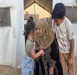 المسنة زينة برهوم تستذكر تهجيرها من بئر السبع خلال النكبة قبل 78 عاما، ونزوحها الجديد في الخيام جنوب قطاع غزة