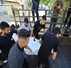 وداع وتشييع أربعة من أفراد عائلة الصفدي، في مستشفى الشفاء بمدينة غزة ارتقوا جراء قصف إسرائيلي استهدف شقتهم السكنية في شارع الثلاثيني