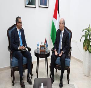 رئيس الوزراء محمد مصطفى خلال استقباله مدير عام الشركة الأردنية الفلسطينية للتسويق الزراعي قيس القطامين