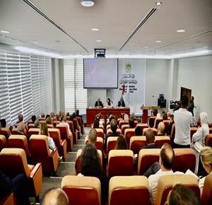 وزيرة الشؤون الخارجية والمغتربين فارسين أغابكيان شاهين خلال اجتماعها مع أعضاء السلك الدبلوماسي المعتمد لدى دولة فلسطين واطلاعهم على الانتهاكات الاسرائيلية