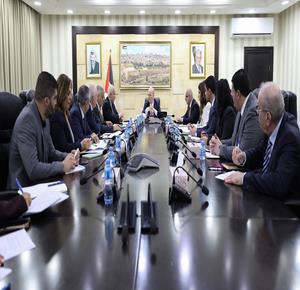 رئيس الوزراء محمد مصطفى، خلال ترؤسه  اجتماعًا وزاريًا خُصص لبحث سبل تكثيف وتعزيز برامج دعم صمود المواطنين