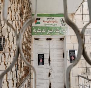 قوات الاحتلال تغلق مقر لجنة أموال الزكاة في جنين وتصادر محتوياته.