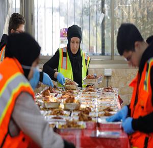 تكية "سيدي شيبان" تعدّ وجبات إفطار رمضانية لتوزيعها على الفقراء والمحتاجين في محافظة رام الله والبيرة