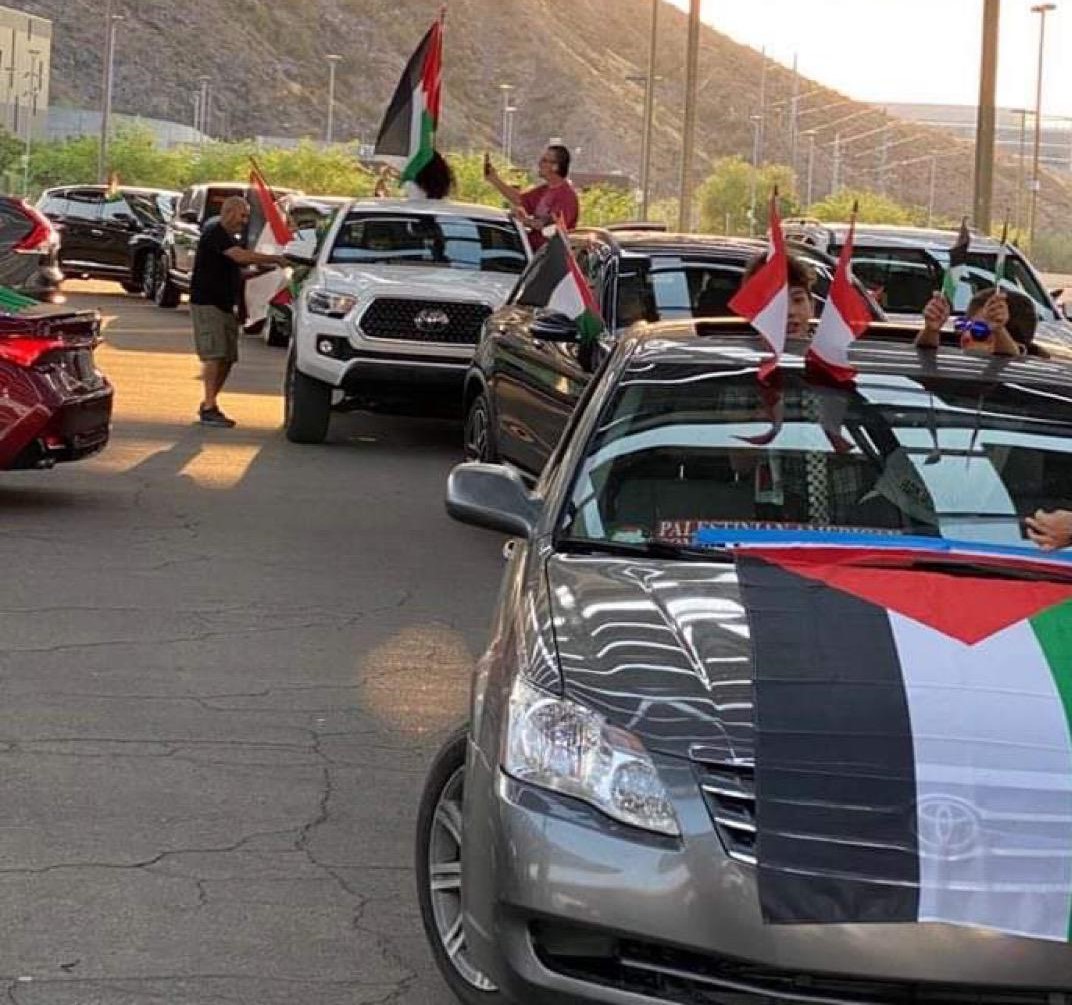 جانب من مسيرة المركبات في ولاية أريزونا الأميركية
