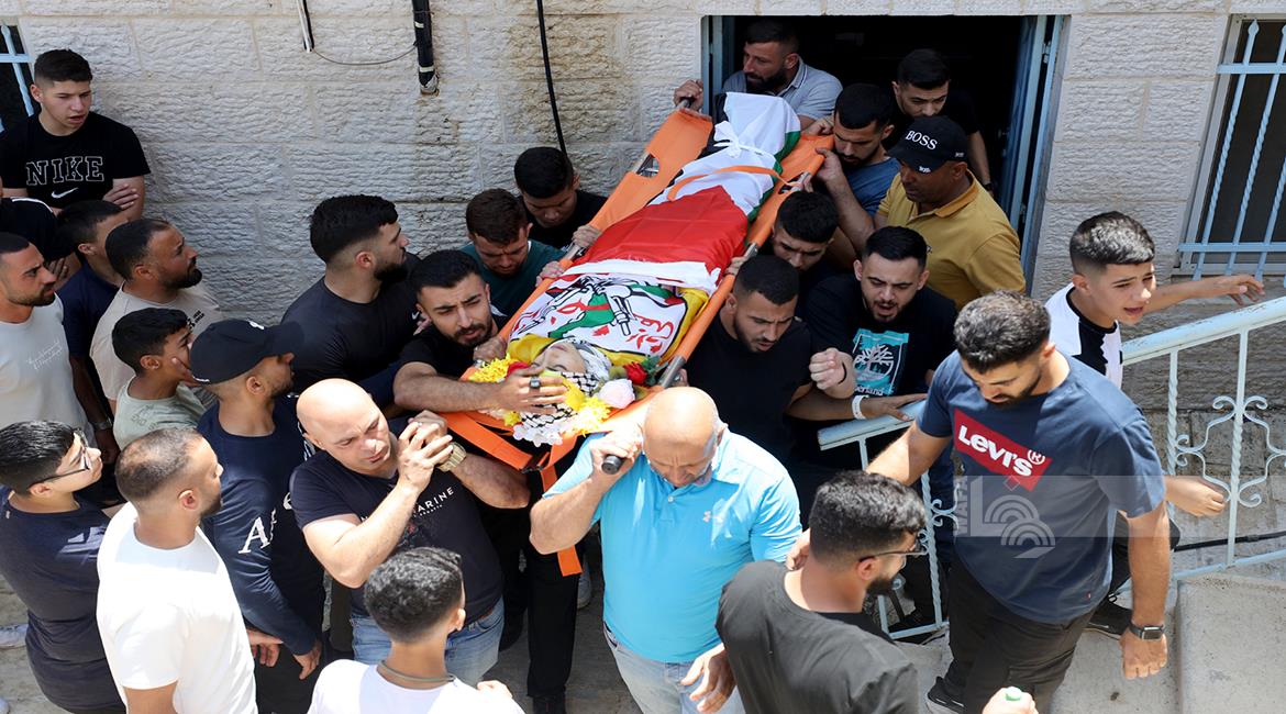 شييع جثمان الشهيد الطفل عمار حمايل (13 عاما) الى مثواه الاخير في بلدة كفر مالك، تصوير: مصطفى أبو دية