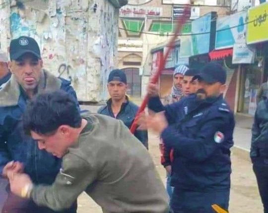 عناصر من شرطة "حماس" يعتدون بالهراوات على أحد أصحاب البسطات 