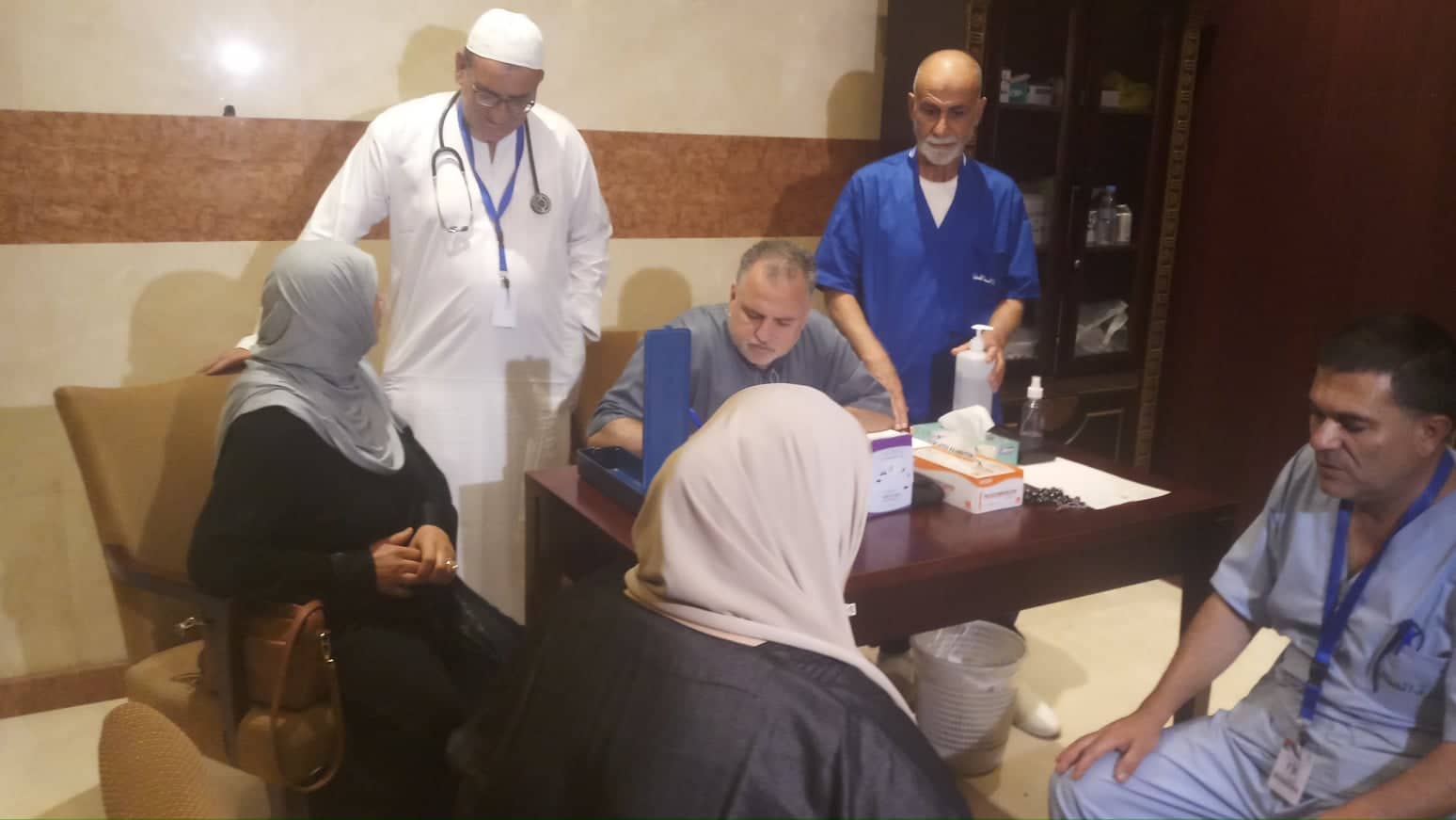 "البعثة الطبية" أثناء تعاملها مع الحالات المرضية في مكة  (تصوير: مهند جدوع /وفا)