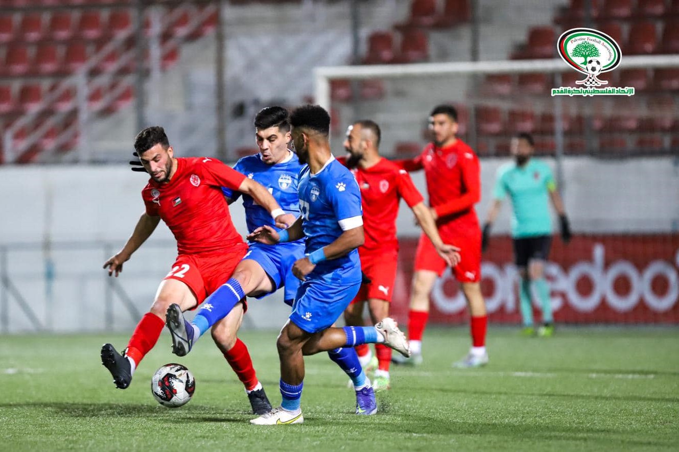 جانب من مباراة "هلال القدس" و"أهلي الخليل" على استاد الشهيد فيصل الحسيني في بلدة الرام شمال القدس المحتلة