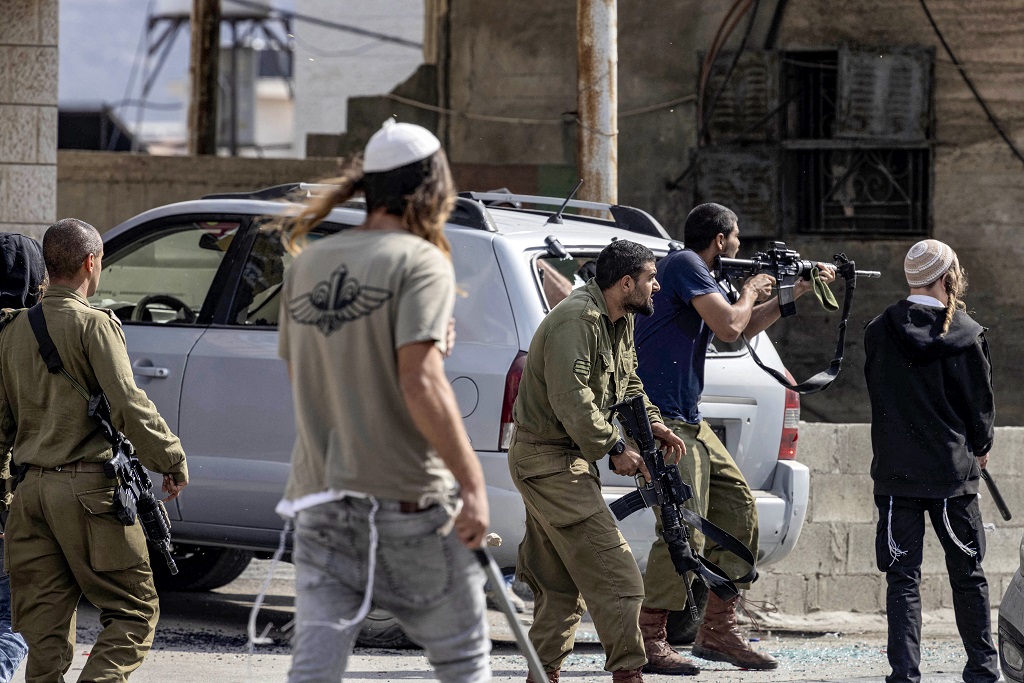 مستوطنون يعربدون في بلدة حوارة جنوب نابلس بحماية من قوات الاحتلال الإسرائيلي (تصوير: أ ف ب)