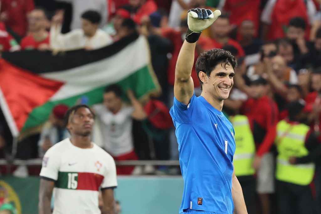 حارس مرمى المغرب ياسين بونو يحتقل بالتأهل التاريخي إلى نصف نهائي المونديال (تصوير: أ ف ب)