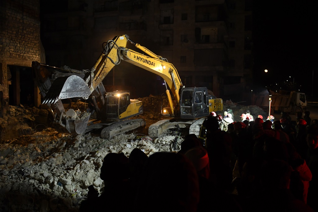 رجال الإنقاذ يبحثون بين الأنقاض في مدينة حلب شمال سوريا بعد يومين من الزلزال المدمر الذي ضرب سوريا وتركيا. (تصوير: أ ف ب)