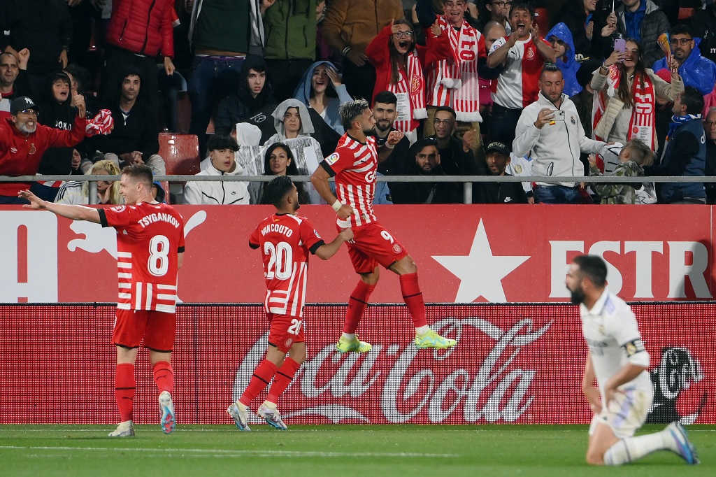 لاعبو جيرونا يحتفلون بالهدف الرابع في شباك ريال مدريد (تصوير: أ ف ب)